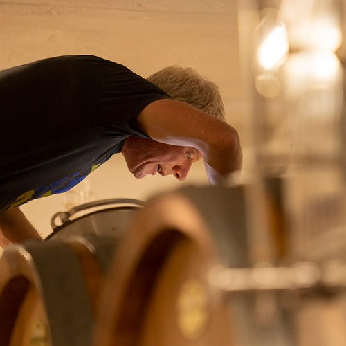 Der Winzer bei der Weinkontrolle (Nathalie Zimmermann Fotografie)
