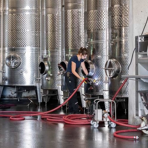 Edelstahlfässer im Weingut BeckerLandgraf (Nathalie Zimmermann Fotografie)