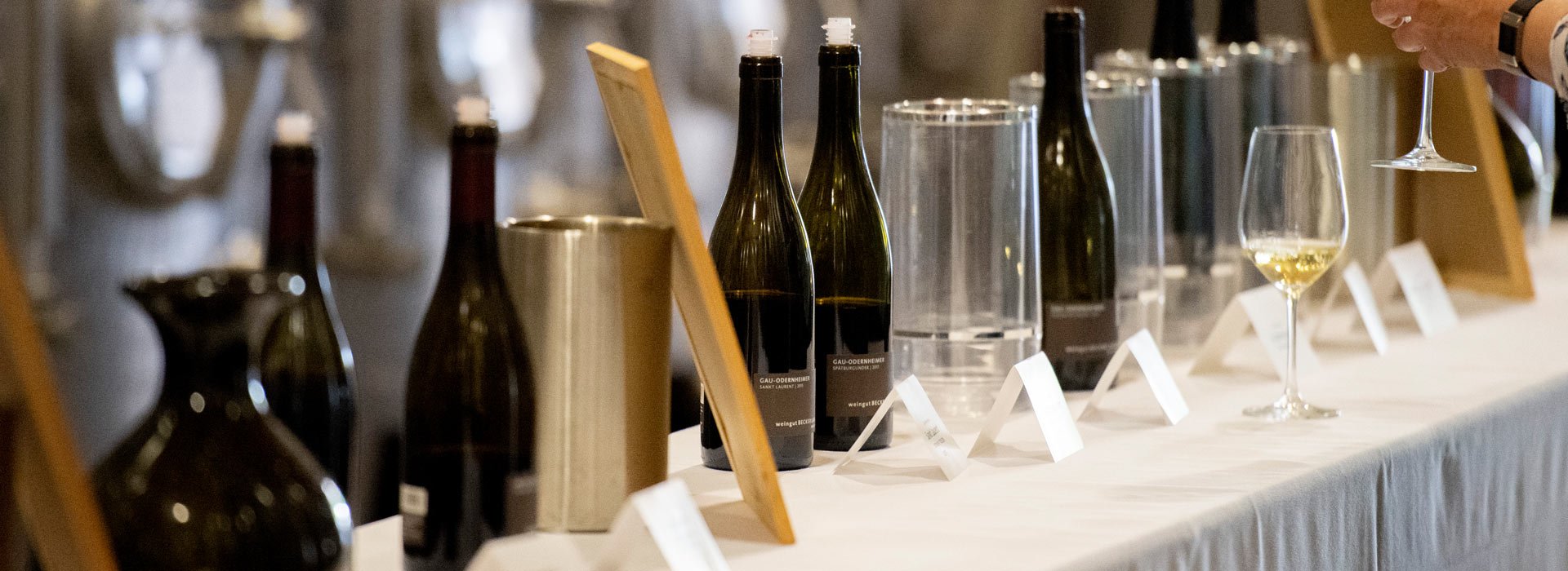 Verkostung an der Weinpraesentation (Nathalie Zimmermann Fotografie)